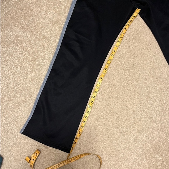 Women’s Under Armour sweatpants. Thick material Size medium - Picture 6 of 6